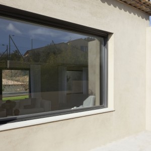 fenêtres et baies vitrées sur mesure pour une maison d'architecture moderne à Grimaud.